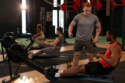 Coach supporting employees during a group fitness session as part of a corporate wellness and coaching programme in the UAE